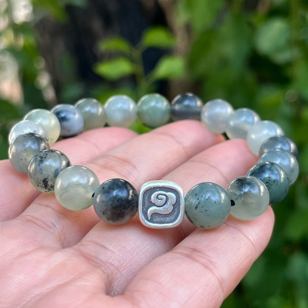 10mm stretchable Xiuyan jade with silver‎ accent